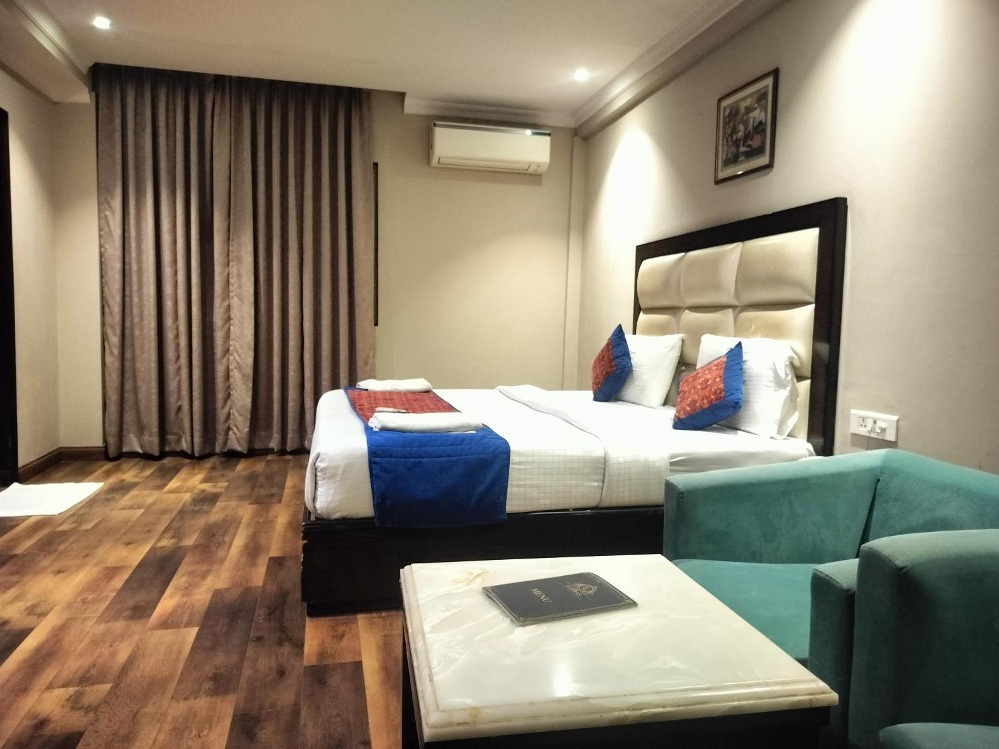Airport Waves 5 Minutes Aerocity Metro 3* New Delhi