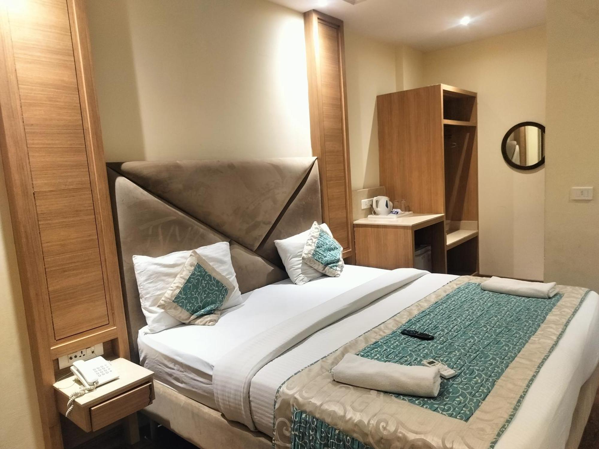 Airport Waves 5 Minutes Aerocity Metro 3* New Delhi