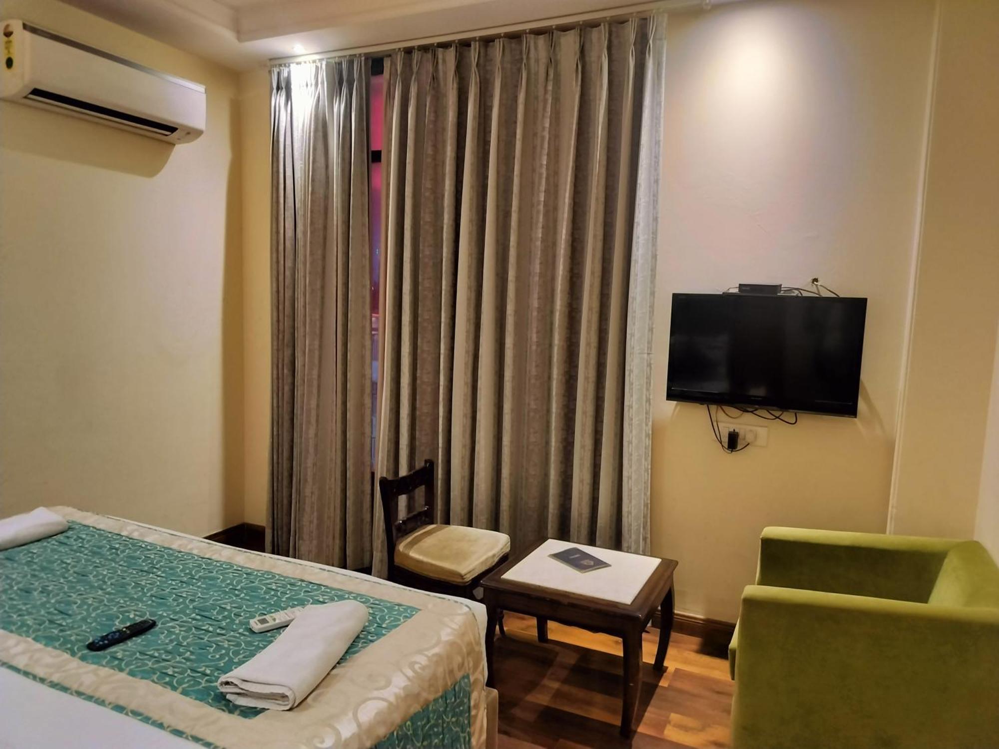 Airport Waves 5 Minutes Aerocity Metro Hotel 3*