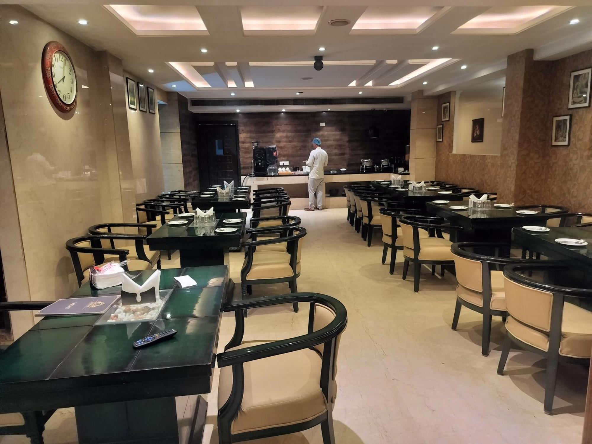 Hotel Airport Waves 5 Minutes Aerocity Metro New Delhi