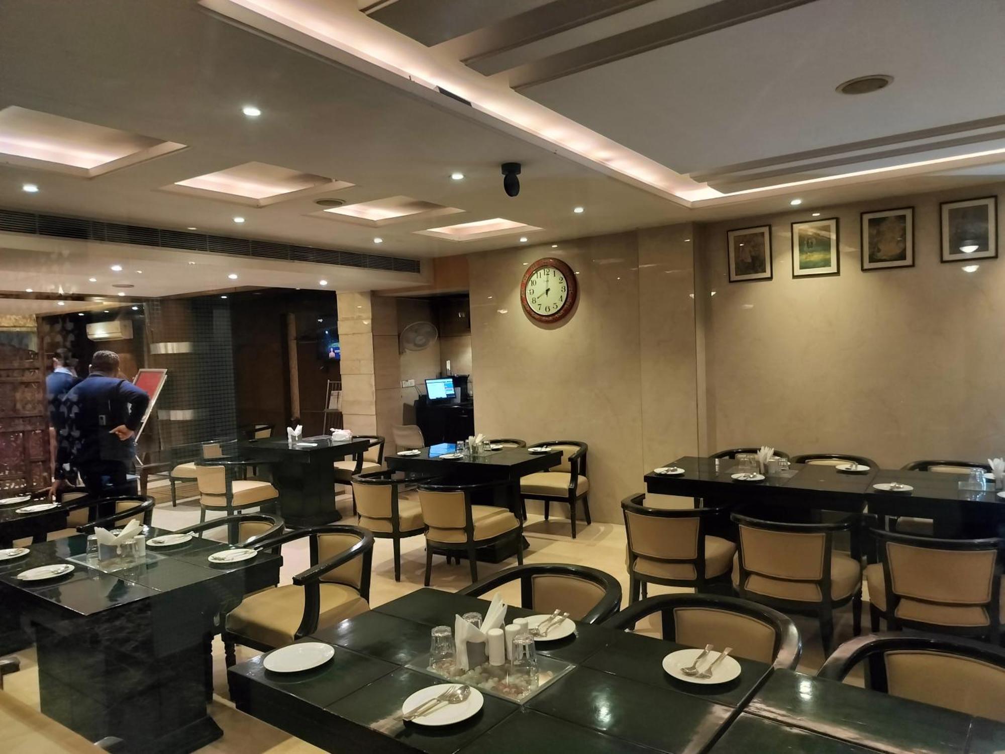 Hotel Airport Waves 5 Minutes Aerocity Metro 3*