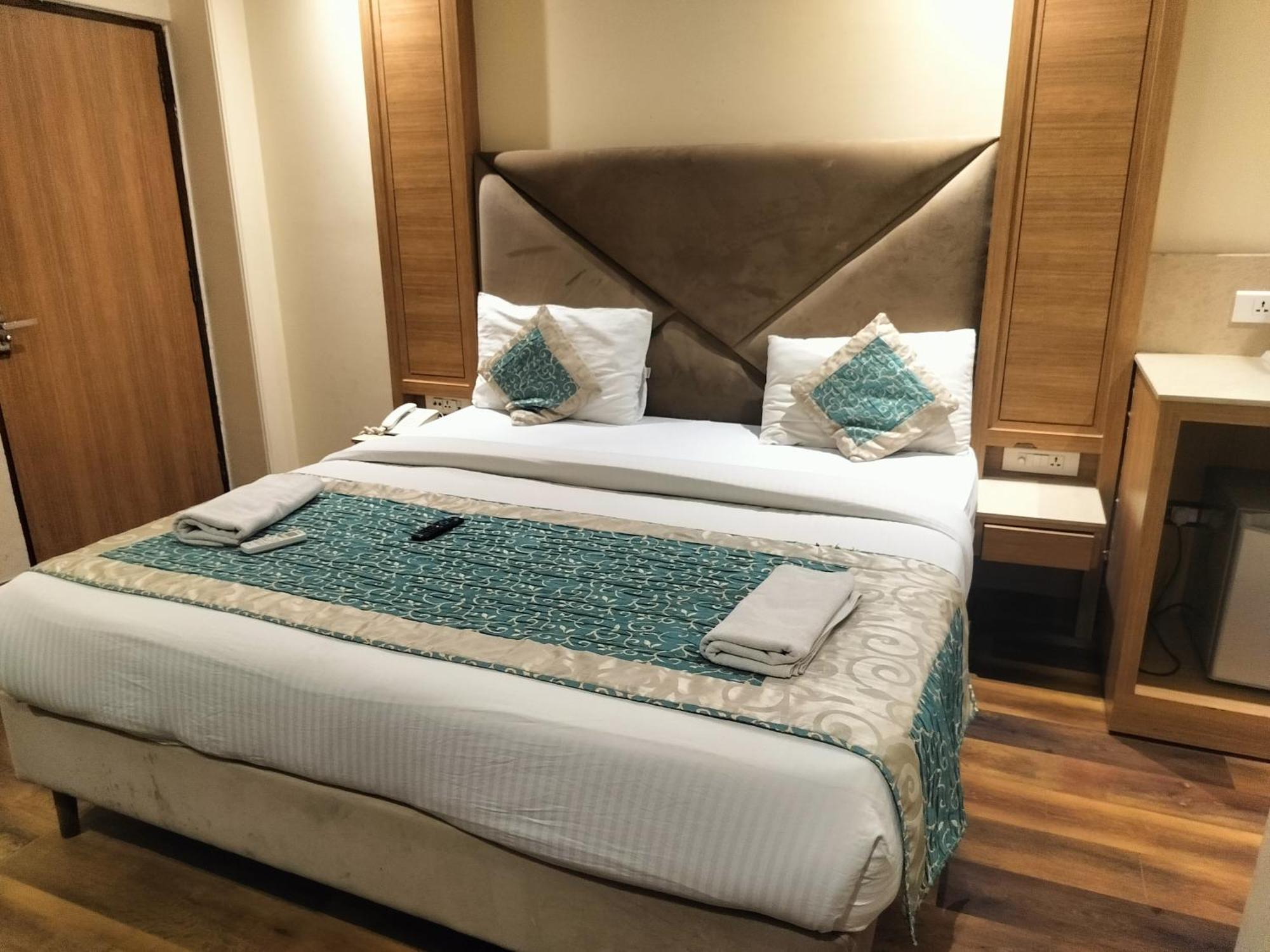 Airport Waves 5 Minutes Aerocity Metro Hotel 3*