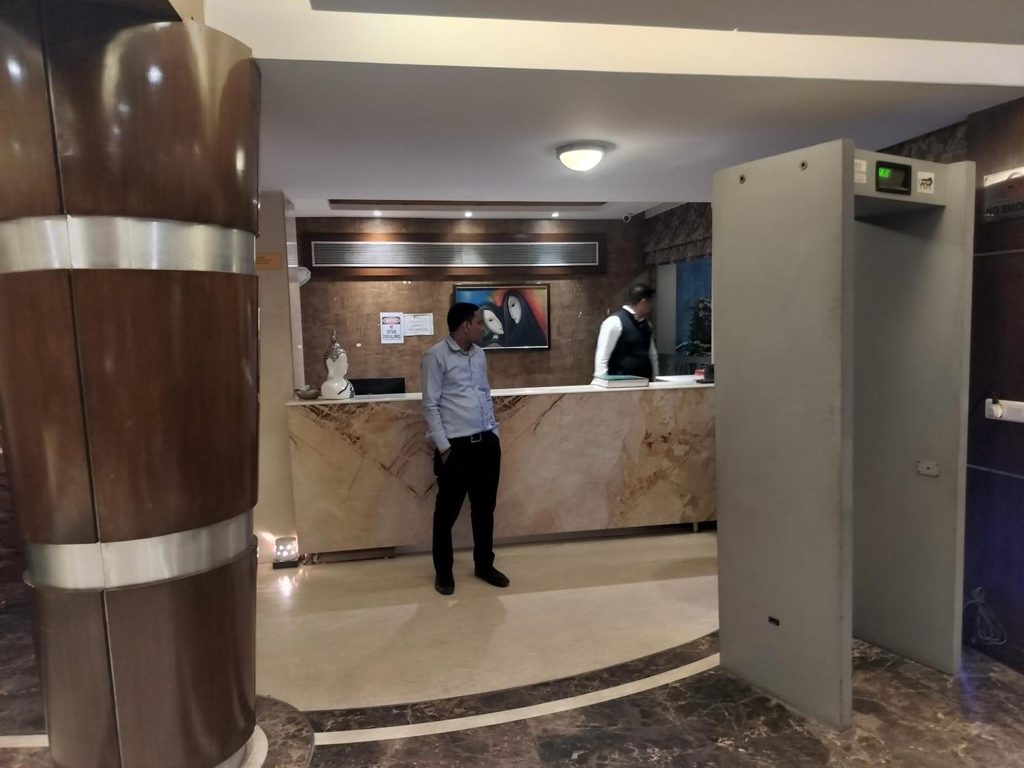 Hotel Airport Waves 5 Minutes Aerocity Metro 3*
