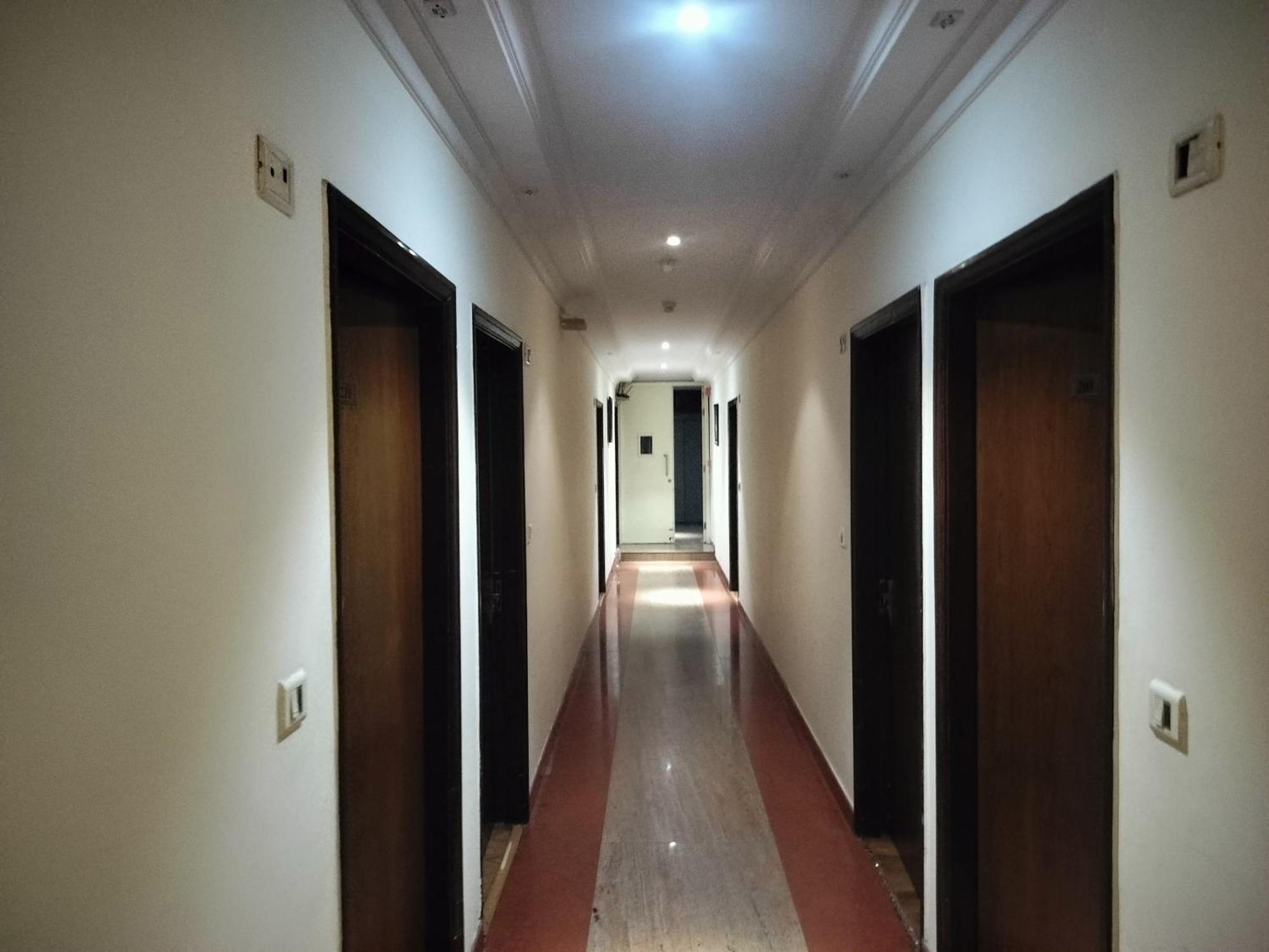 Airport Waves 5 Minutes Aerocity Metro Hotel New Delhi