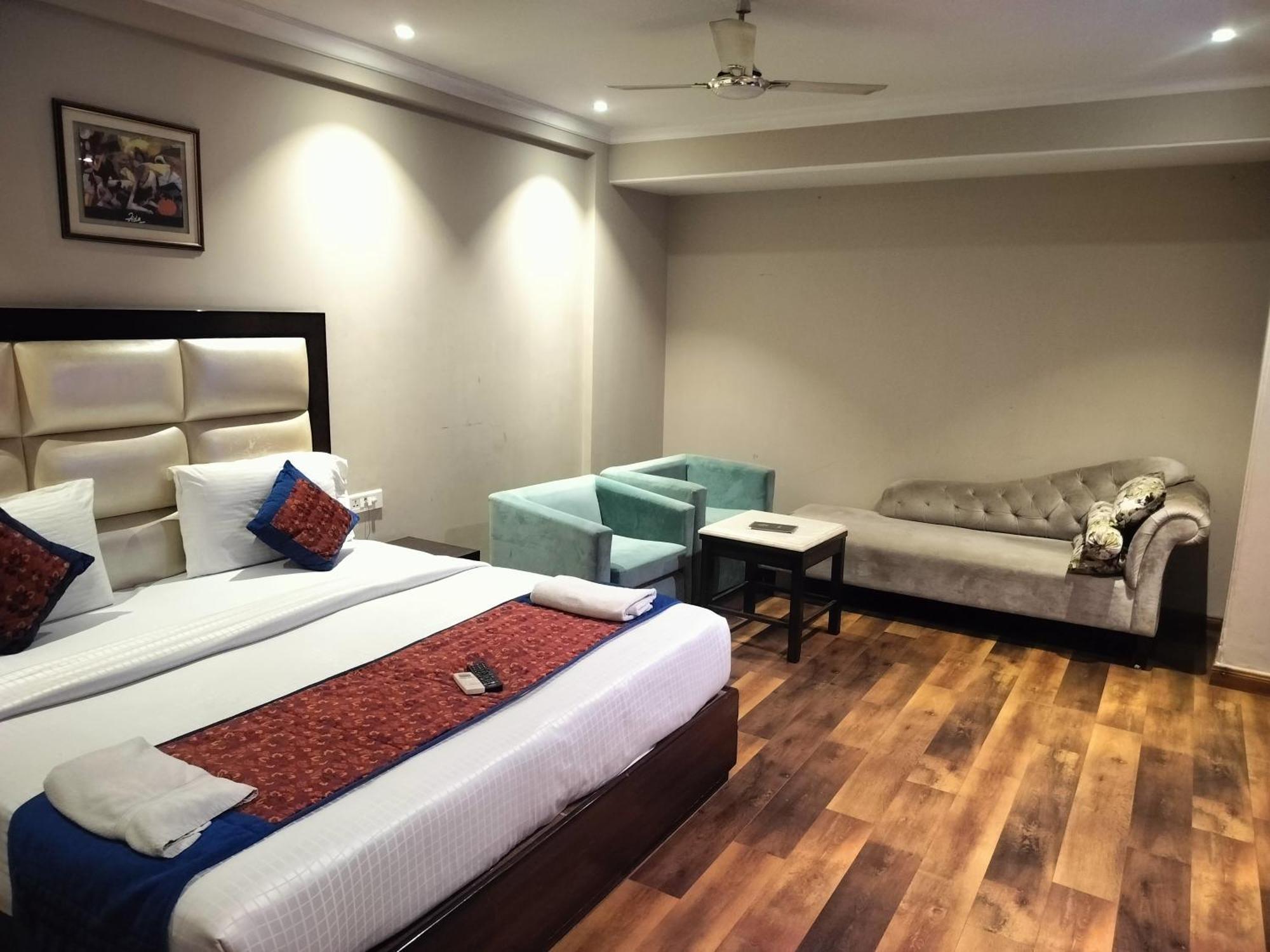 Airport Waves 5 Minutes Aerocity Metro 3* New Delhi